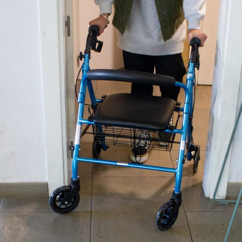 Andador plegable de 4 ruedas y frenos en manetas