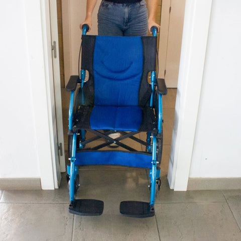 Silla de ruedas plegable de aluminio con frenos en los manillas, color azul